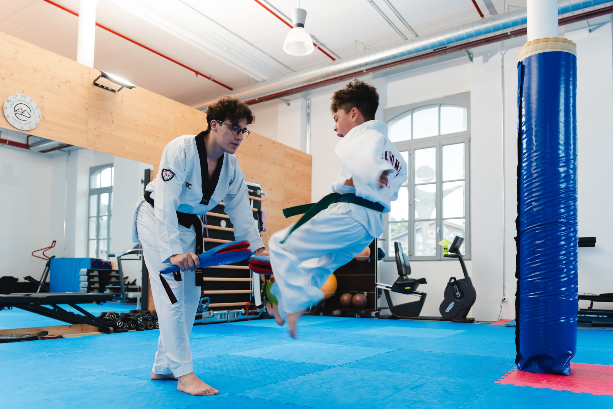 Calcio volante a mezz'aria durante l'allenamento, il Taekwondo praticato oggi nella palestra di Lugano