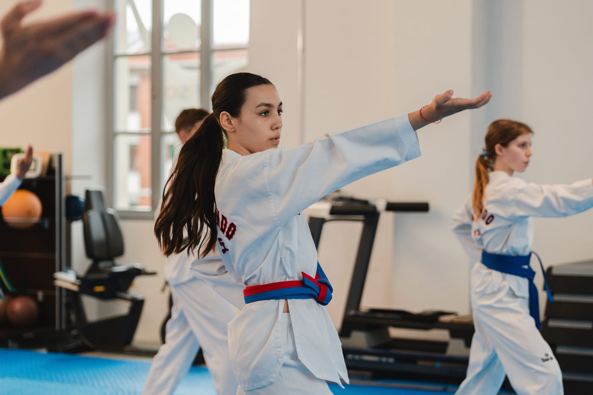 Giovane atleta esegue una tecnica di forma a braccia tese durante l'allenamento